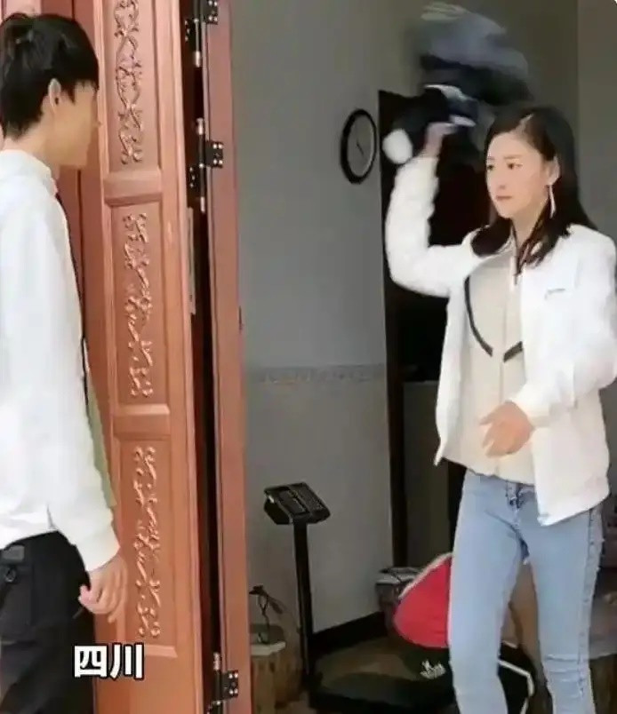 Chàng trai mang hoa đến tận nhà sau buổi xem mắt, phản ứng cô gái khiến ai cũng bất ngờ Ảnh 3