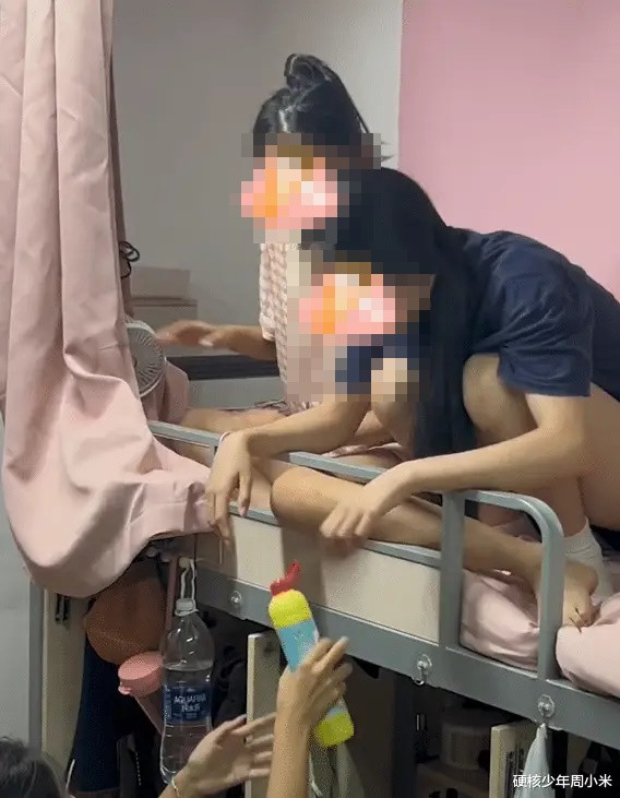 Nữ sinh gặp sự cố khó đỡ trong ký túc xá, hai cô bạn nghĩ mãi mới tìm ra cách giải cứu Ảnh 3