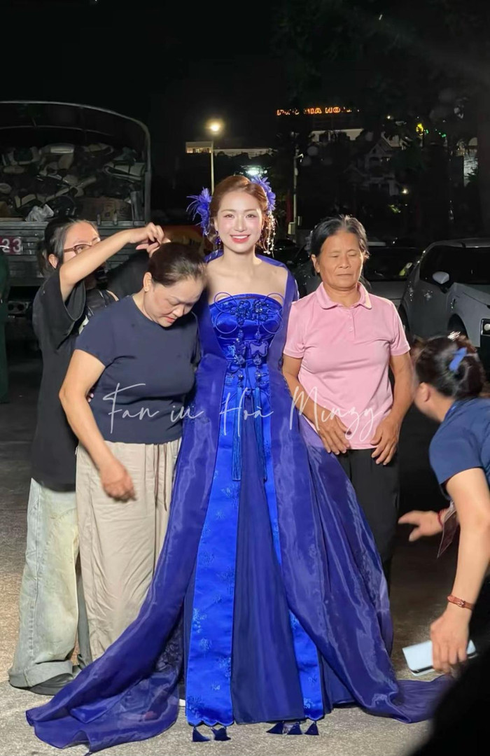 Mẹ chồng Hòa Minzy dành thời gian đến để cổ vũ con dâu. (Ảnh: TikTok _hoaminzynumberone_)&nbsp;