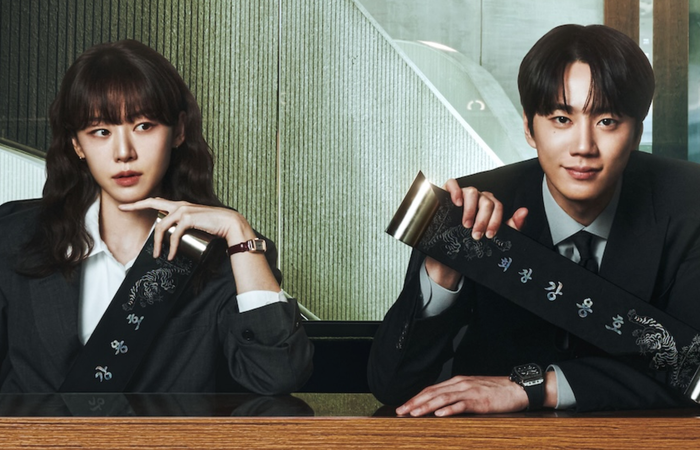Chủ Tịch Tập Sự kể về Kang Yong Ho, chủ tịch quyền lực của tập đoàn Choiseong. Sau một tai nạn bất ngờ, linh hồn của ông lại nhập vào cơ thể trẻ tuổi của cầu thủ bóng đá Hwang Jun Hyun. Ảnh: NSX