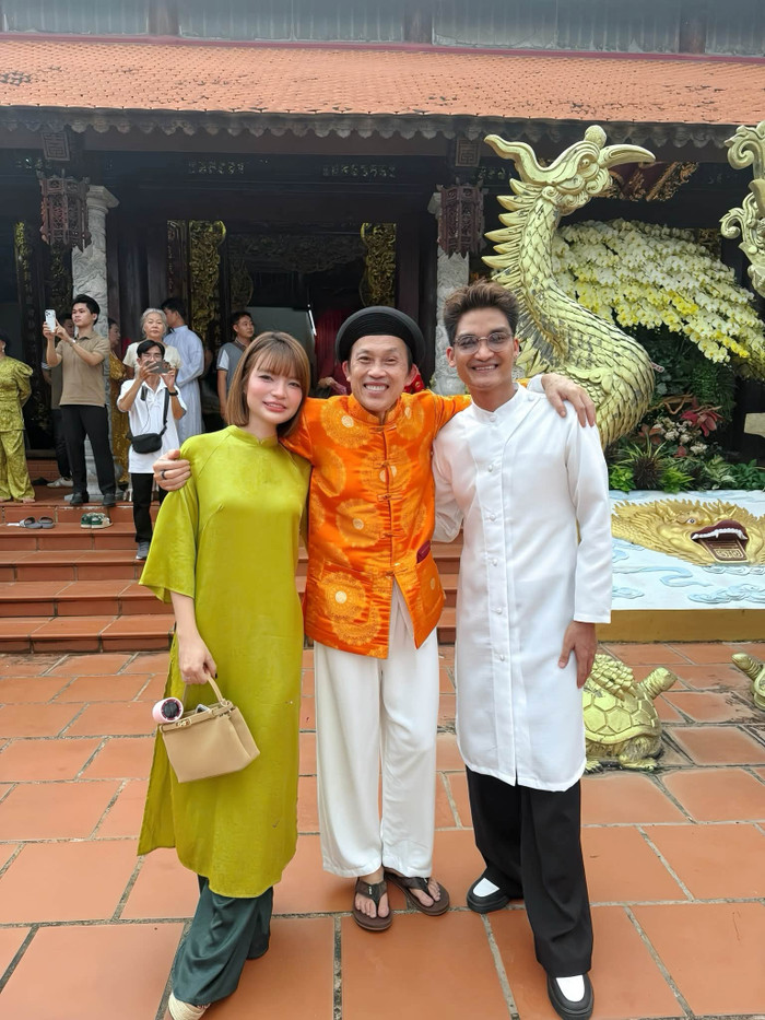 NSƯT Hoài Linh và vợ chồng Mạc Văn Khoa cùng xuất hiện tại đền thờ Tổ trong dịp giỗ Tổ sân khấu 2026