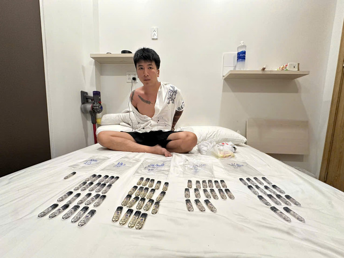 Đối tượng Nguyễn Thành Quốc cùng tang vật.