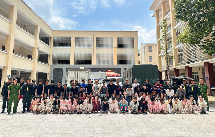 Các đối tượng tại cơ quan Công an.