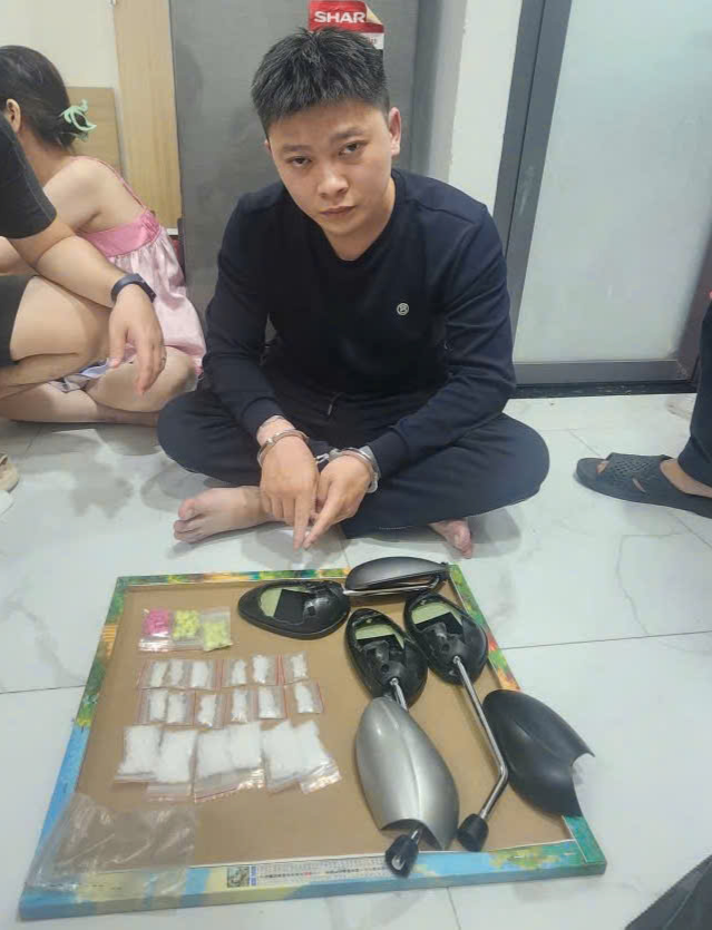Đối tượng Lê Đăng Khoa cùng tang vật.