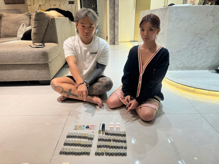 Các đối tượng (từ trái qua phải): &nbsp;Kim Ju Young; Nguyễn Hoàng Khả Ái cùng tang vật.
