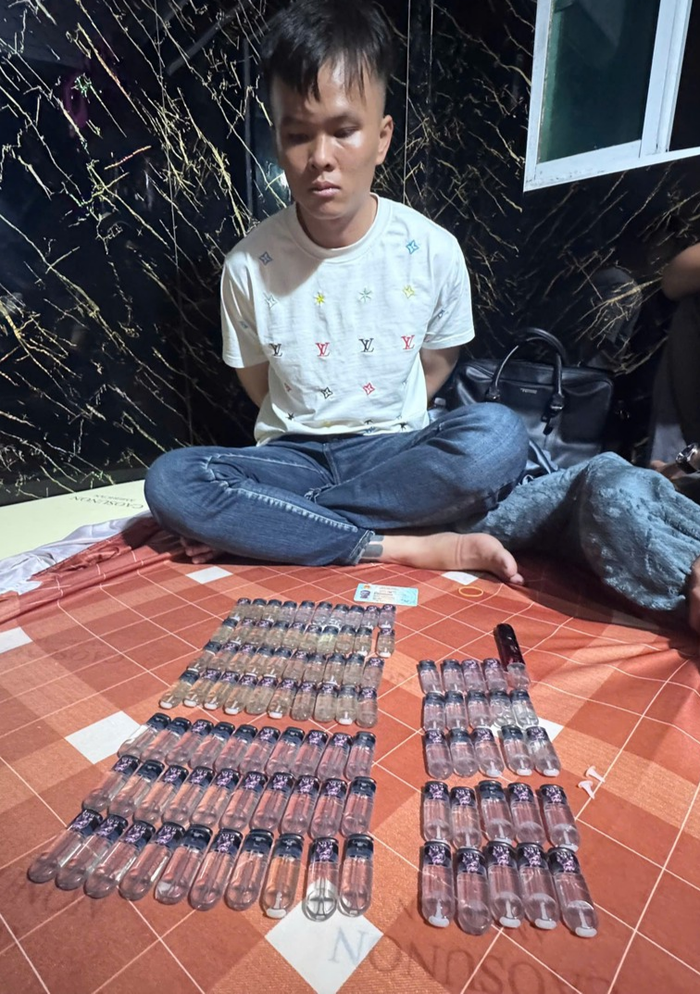 Đối tượng Giang Quốc Khánh cùng tang vật.