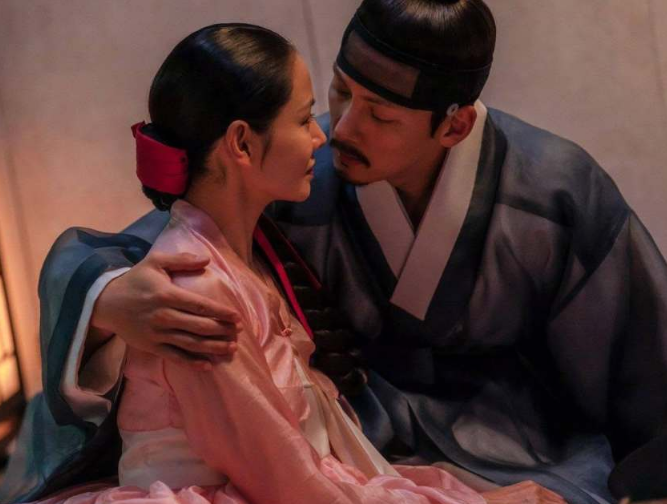 Ji Chang Wook và Son Ye Jin gây chú ý với những phân cảnh thân mật trong phim.