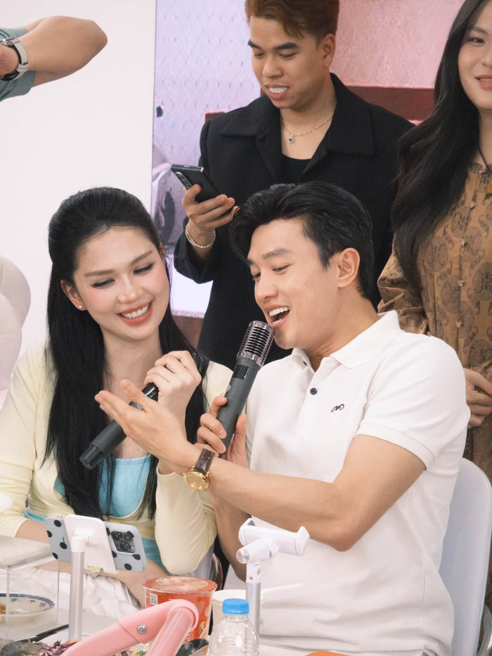 Cả hai nhiều lần khiến khán giả chú ý bởi những khoảnh khắc thân thiết. Ảnh: FBNV