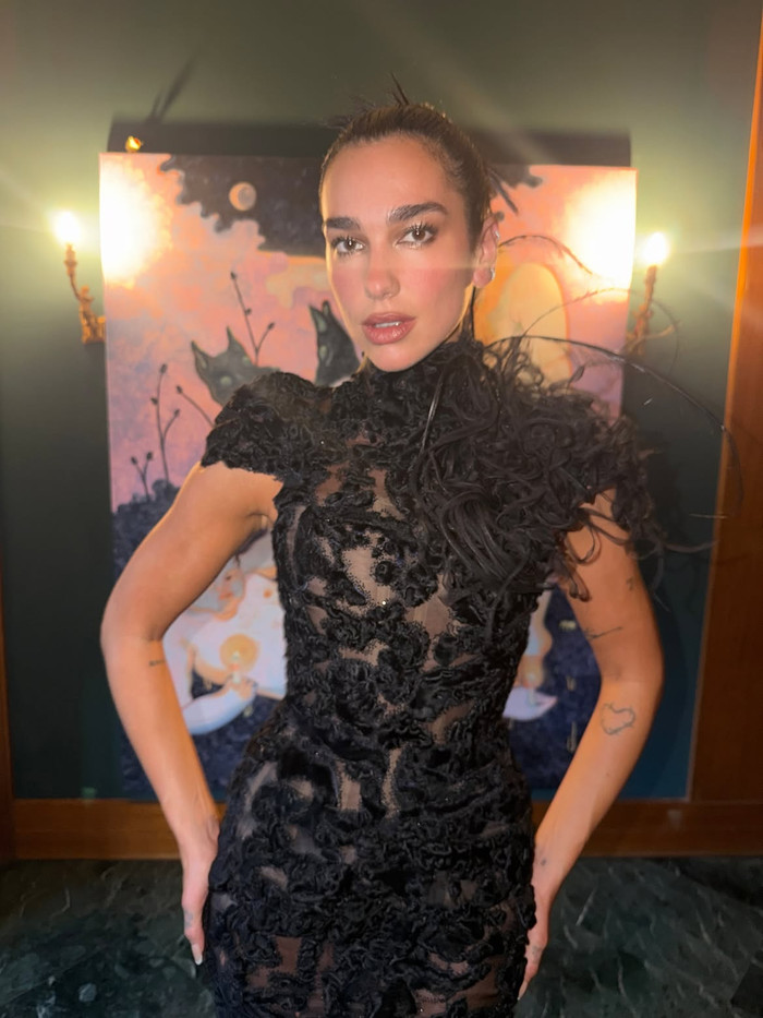 Dua Lipa lựa chọn thiết kế haute couture, tạo nên diện mạo mang màu sắc gothic pha lãng mạn.&nbsp;