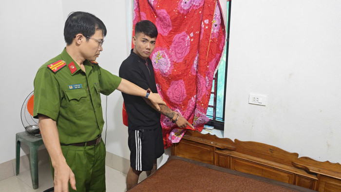 Khám xét đối tượng, phát hiện 1 sim điện thoại do đối tượng đã cướp được cất giấu tại giường ngủ. Cổng TTĐT Công an thành phố Bắc Ninh