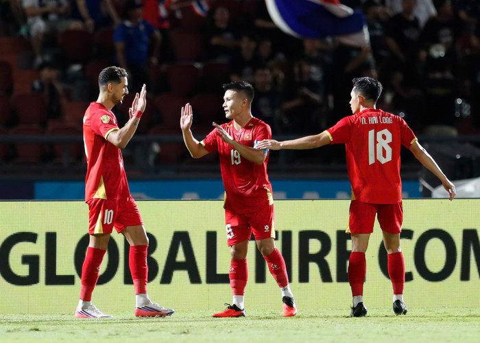Tiền vệ Nguyễn Quang Hải sẽ không thể cùng tuyển Việt Nam tham dự FIFA ASEAN Cup 2026 sau khi gặp chấn thương cổ chân trái. Ảnh: VFF