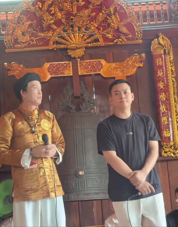Hoài Lâm đến viếng đền thờ Tổ của nghệ sĩ Hoài Linh.