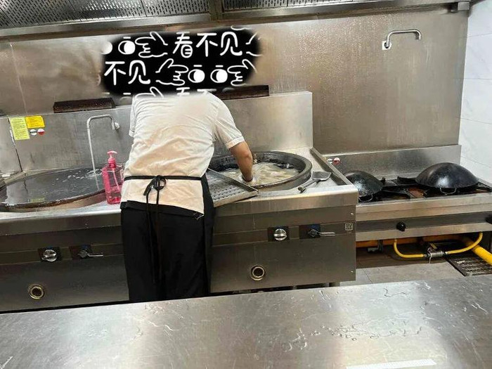 Bếp ăn trường mầm non gây sốc khi dùng nồi nấu ăn để rửa cây lau nhà, hàng chục trẻ nôn ói Ảnh 2