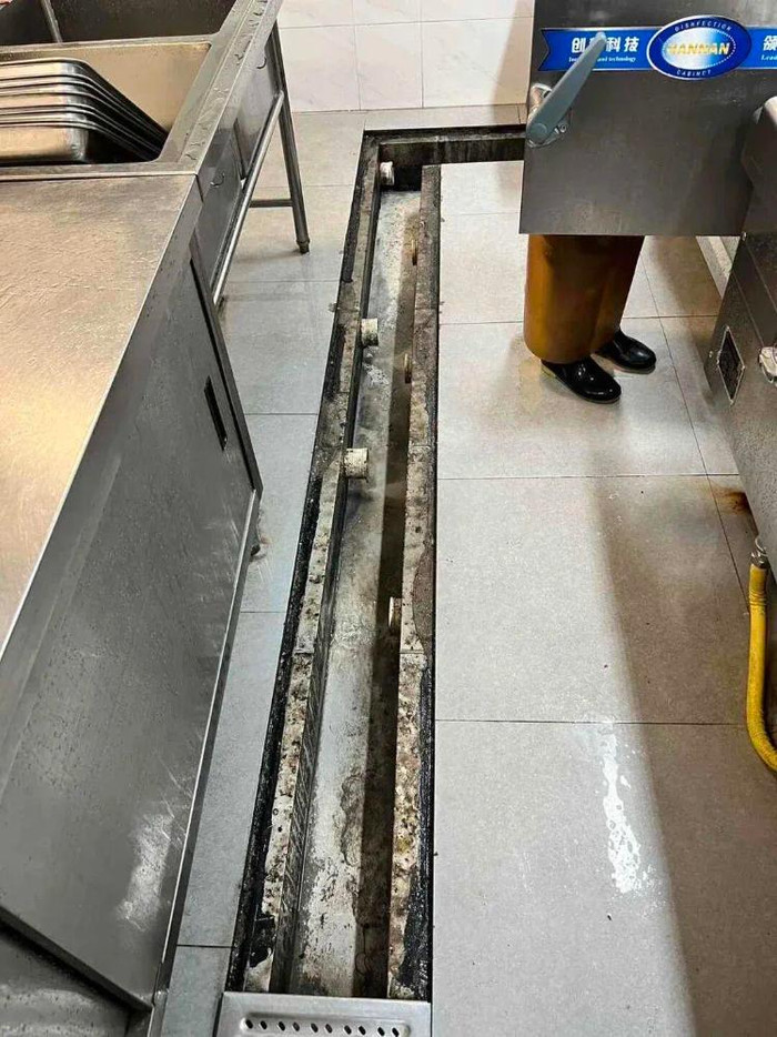 Bếp ăn trường mầm non gây sốc khi dùng nồi nấu ăn để rửa cây lau nhà, hàng chục trẻ nôn ói Ảnh 3