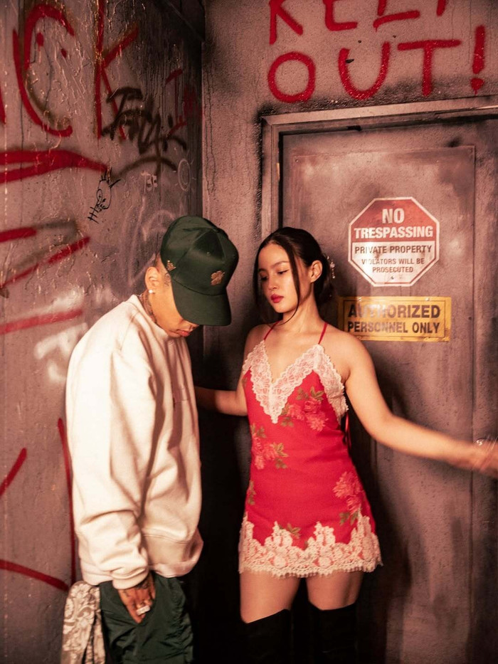Dok2 quỳ gối trên sân khấu, hát tặng Lee Hi khiến khán giả vỡ òa Ảnh 4