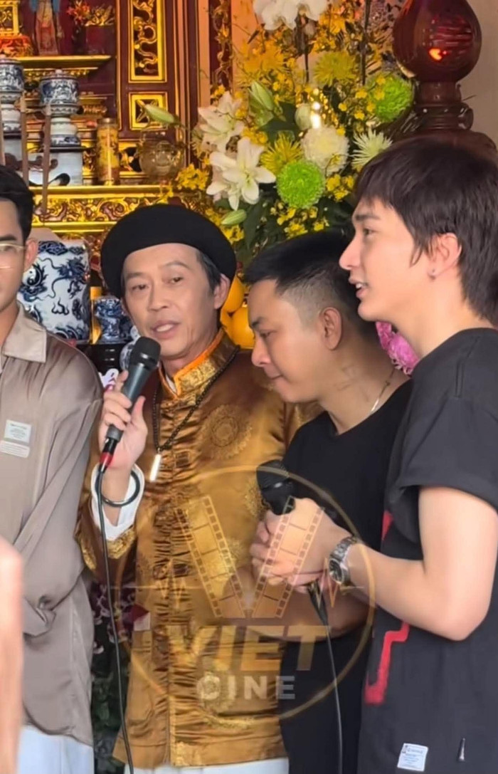 Hoài Lâm xúc động bật khóc khi nghe lời dặn dò từ ba nuôi Hoài Linh. (Ảnh chụp màn hình từ TikTok Viet Cine)
