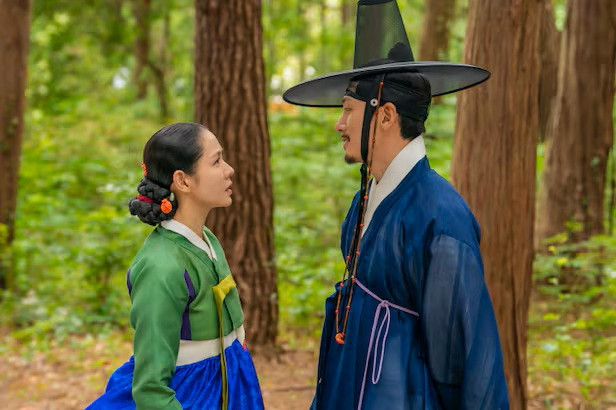 Ji Chang Wook kết hợp cùng Son Ye Jin trong phim. (Ảnh từ Chosun)