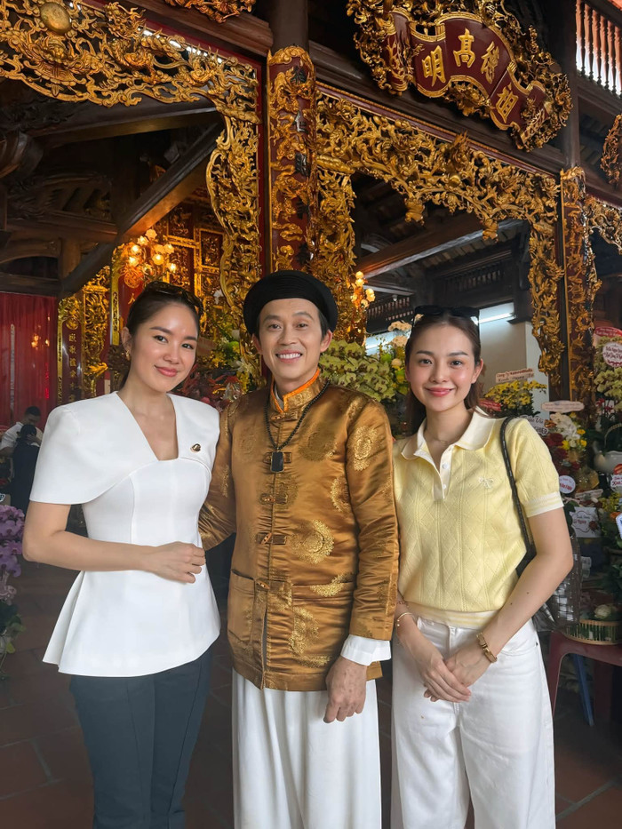 Lê Phương chụp ảnh cùng Hoài Linh.