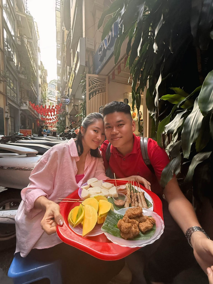 Lê Phương hạnh phúc bên ông xã Trung Kiên.