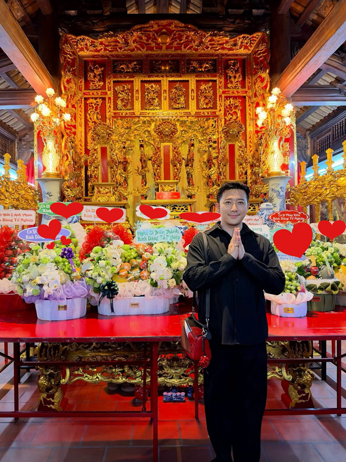 Trấn Thành dâng lễ cúng Tổ nhân Ngày Sân khấu Việt Nam.&nbsp;