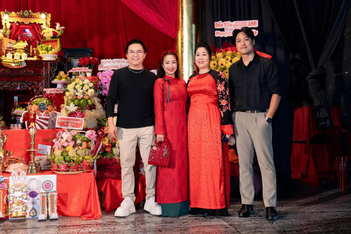 MC Đại Nghĩa đã đăng tải loạt ảnh dự lễ cúng Tổ nhân ngày Giỗ Tổ sân khấu tại Sân khấu kịch Hồng Vân.