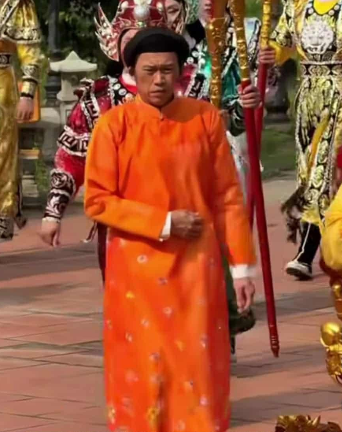 Hình ảnh NSƯT Hoài Linh tất bật chuẩn bị, đón tiếp khách cho lễ giỗ Tổ.&nbsp;