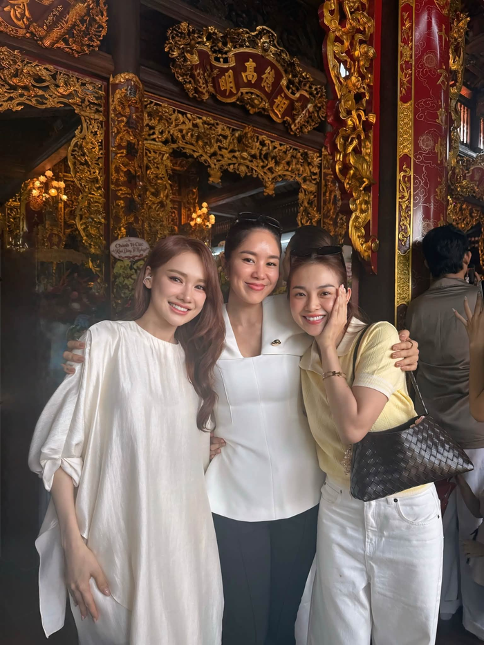 Hình ảnh hiếm hoi của Nhã Phương bên trong đền thờ Tổ do NSƯT Hoài Linh xây dựng.