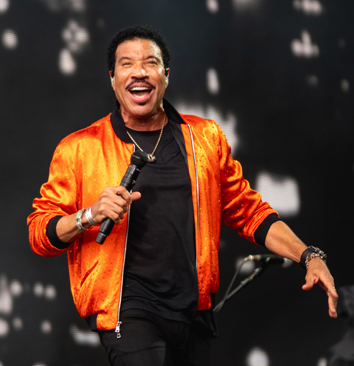 Danh ca Lionel Richie dừng lưu diễn vì phẫu thuật tim Ảnh 1