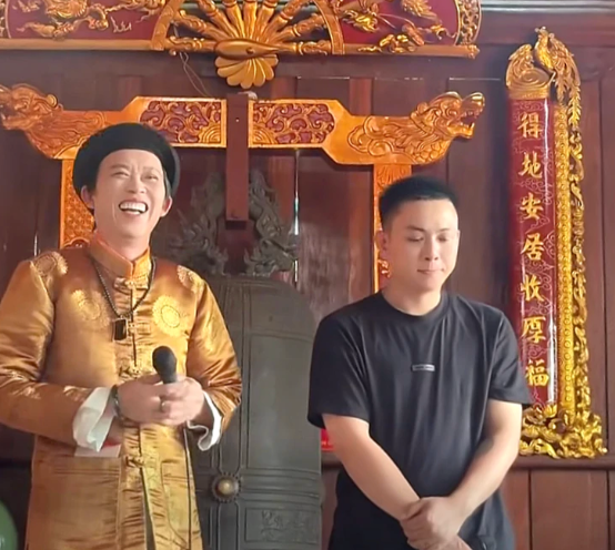 NSƯT Hoài Linh và Hoài Lâm song ca.