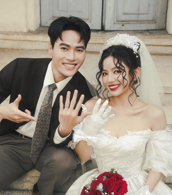 Võ Tấn Phát và Lê Hạ Anh xuất hiện trong bộ ảnh cưới sau khi phim ra mắt. Ảnh: FBNV