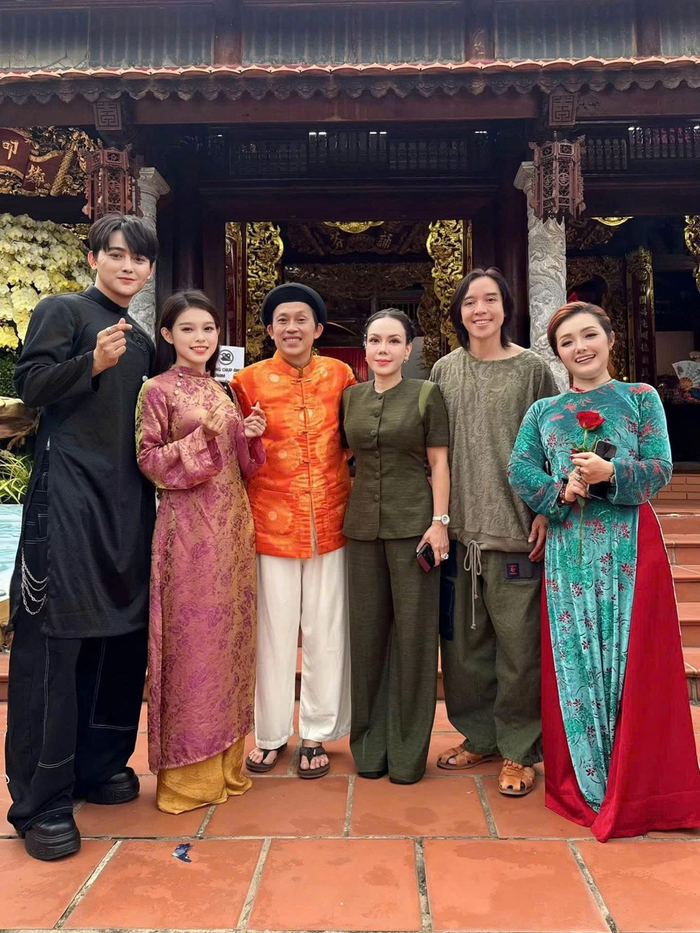 Khoảnh khắc Hoài Linh và Việt Hương hội ngộ nhanh chóng gợi nhớ về một thời cả hai từng là cặp đôi diễn hài ăn ý trên sân khấu.