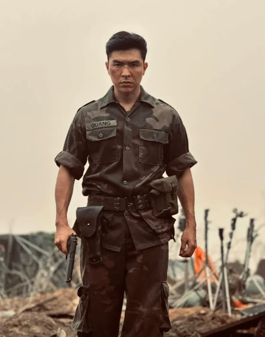 Steven Nguyễn trong Mưa Đỏ.