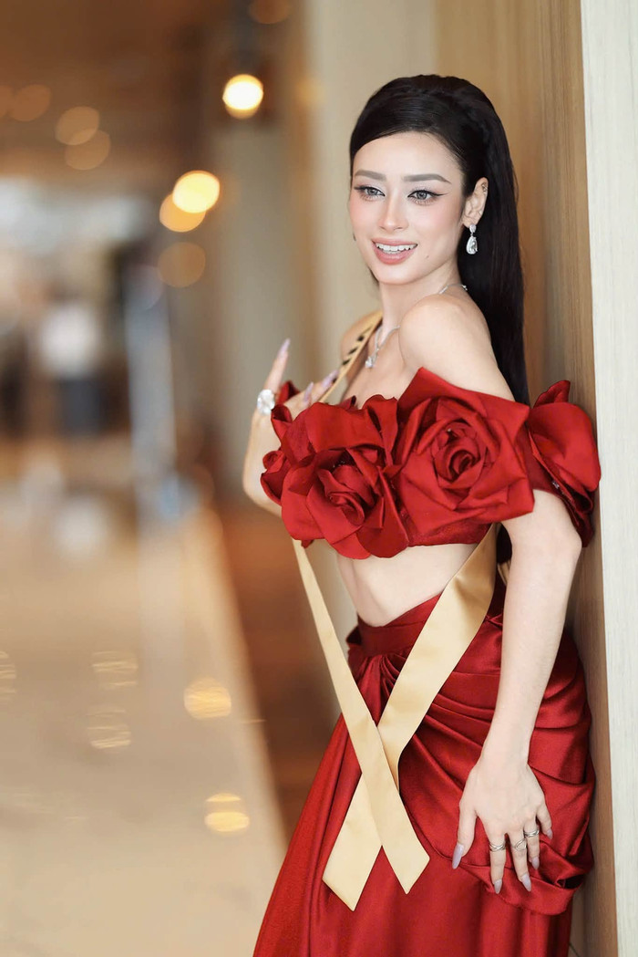 Emoura Phạm khiến khán giả mãn nhãn khi chăm chút hình ảnh tại cuộc thi Miss Grand International 2026.