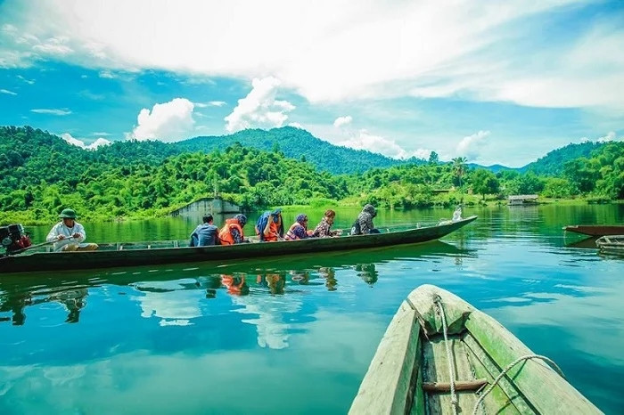 Du khách ngồi thuyền ngắm cảnh trên Phà Lài - sông Giăng. Ảnh: Sưu tầm