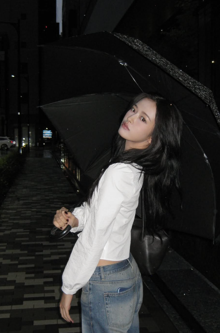 An Yu Jin thay đổi phong cách khi kết hợp quần jeans với áo blouse trắng.