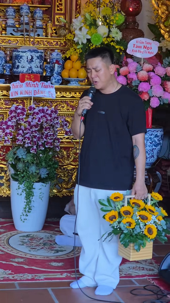NSƯT Hoài Linh tặng con nuôi - Hoài Lâm giỏ hoa. Ảnh chụp màn hình TikTok Trần Thiên Tường.