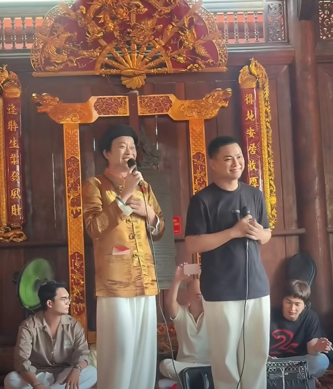 NSƯT Hoài Linh xuất hiện cùng con nuôi - ca sĩ Hoài Lâm nhân dịp giỗ Tổ sân khấu mới đây.&nbsp;