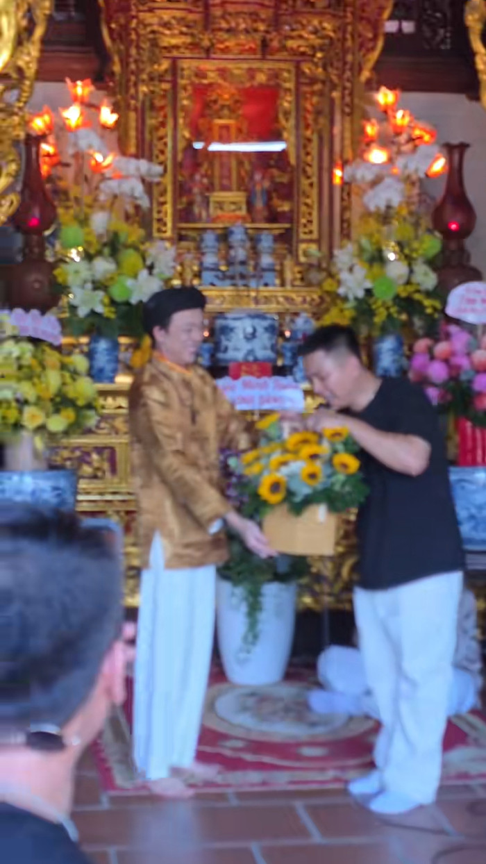 Ngỡ ngàng thứ NSƯT Hoài Linh tặng Hoài Lâm tại đền thờ Tổ 100 tỷ Ảnh 4