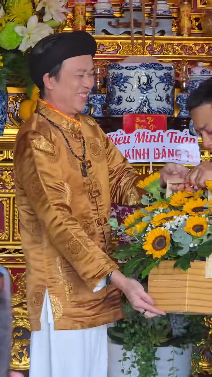 Ngỡ ngàng thứ NSƯT Hoài Linh tặng Hoài Lâm tại đền thờ Tổ 100 tỷ Ảnh 3