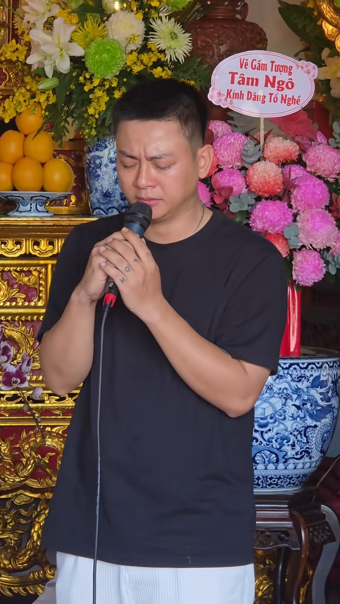 Hoài Lâm tại đền thờ Tổ 100 tỷ của NSƯT Hoài Linh. Ảnh chụp màn hình TikTok Trần Thiên Tường.
