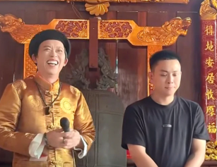 Hoài Linh và Hoài Lâm hát chung trong dịp Giỗ Tổ nghề sân khấu.