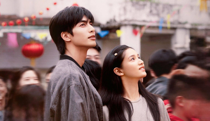Tống Uy Long và Trương Tịnh Nghi trở thành tâm điểm với Chó Hoang Và Xương, tác phẩm lên sóng từ đầu tháng 7/2026. Phim kể về Trần Dị và Miêu Tĩnh, hai người từng lớn lên trong những gia đình không trọn vẹn và trở thành chỗ dựa của nhau từ thuở nhỏ. Sau nhiều năm xa cách, họ gặp lại khi đã trưởng thành, cùng đối diện với những tổn thương và bí mật trong quá khứ. Ngay sau khi phát sóng, phim ghi nhận nhiều thành tích đáng chú ý trên Mango TV.