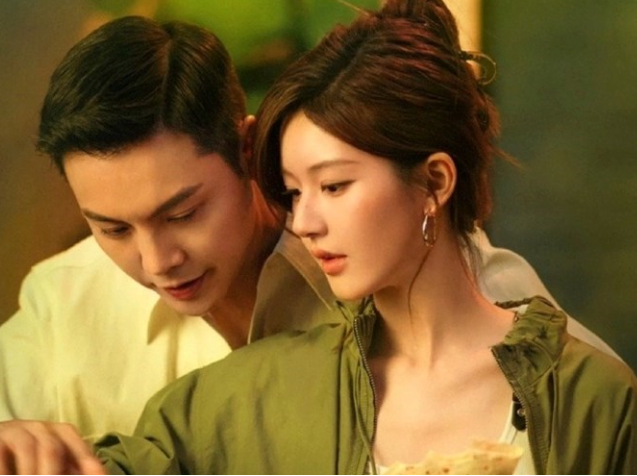 Triệu Lộ Tư và Trần Vỹ Đình đóng chính trong Hãy Để Tôi Tỏa Sáng, bộ phim lên sóng Tencent Video năm 2025. Tác phẩm xoay quanh Hứa Nghiên và Thẩm Hạo Minh, một cặp vợ chồng bước vào hôn nhân vì lợi ích nhưng phía sau vẻ ngoài hào nhoáng lại tồn tại nhiều bí mật, tổn thương và những toan tính. Bộ phim từng vượt 27.000 điểm nhiệt ngay trong ngày đầu phát sóng. Theo số liệu được tổng hợp, thị phần Vân Hợp của phim đạt 41,7%, phá mốc 30.000 nhiệt sau 4 ngày.