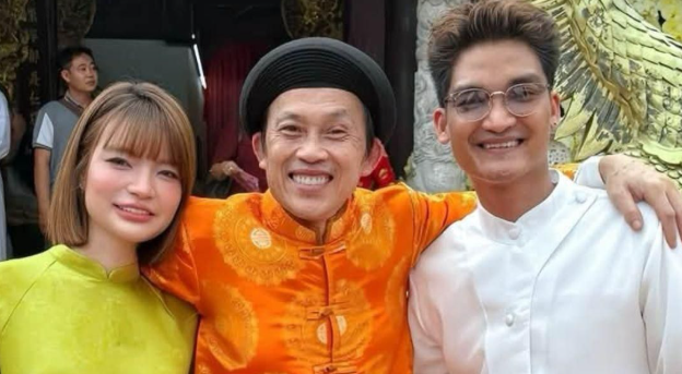 Hoài Linh vui vẻ gặp gỡ đồng nghiệp trong ngày Giỗ Tổ sân khấu.