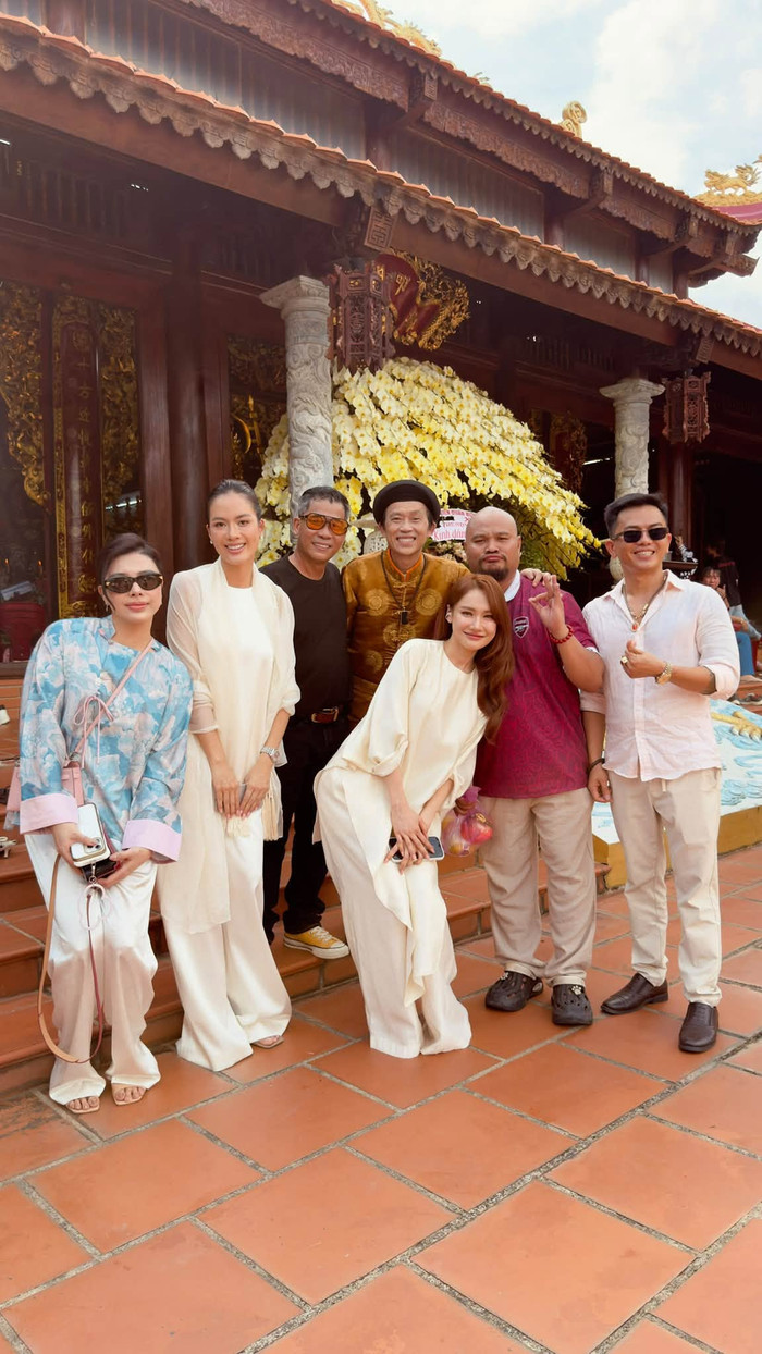 NSƯT Hoài Linh hội ngộ đông đảo đồng nghiệp tại đền thờ Tổ dịp Giỗ Tổ sân khấu.