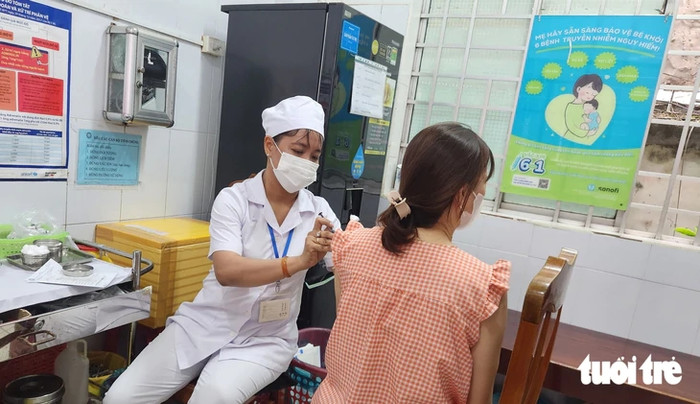 Người dân tiêm vắc xin phòng bệnh dại tại Vĩnh Long - Ảnh: HOÀI THƯƠNG&nbsp;