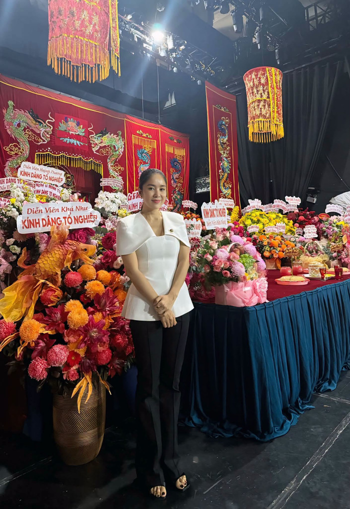 Lê Phương đến dâng hương tại Nhà hát kịch Sân khấu nhỏ nhân dịp giỗ Tổ sân khấu.&nbsp;