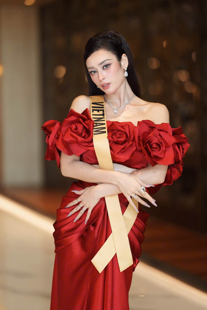 Emoura Phạm duy trì phong độ trong những ngày đầu nhập cuộc tại Miss Grand International 2026.