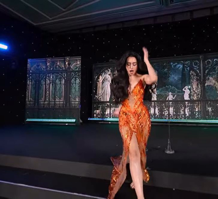 Emoura Phạm gặp sự cố trượt chân, rớt vương miện ngay trên sân khấu Miss Grand International 2026.