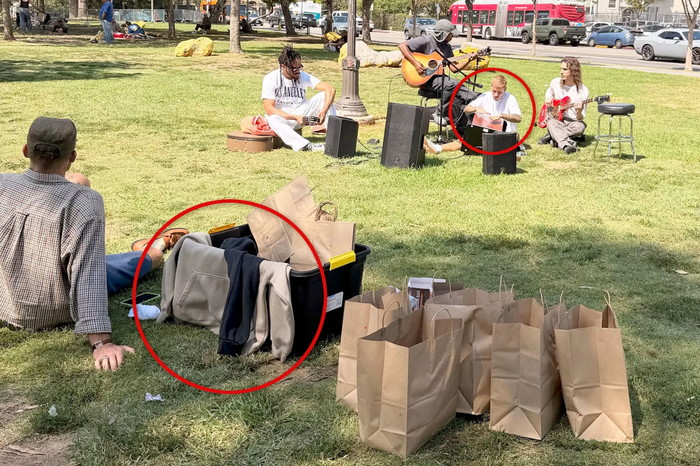 Justin Bieber cùng bạn bè phát những túi giấy nhỏ cho những người vô gia cư ở khu vực lân cận.